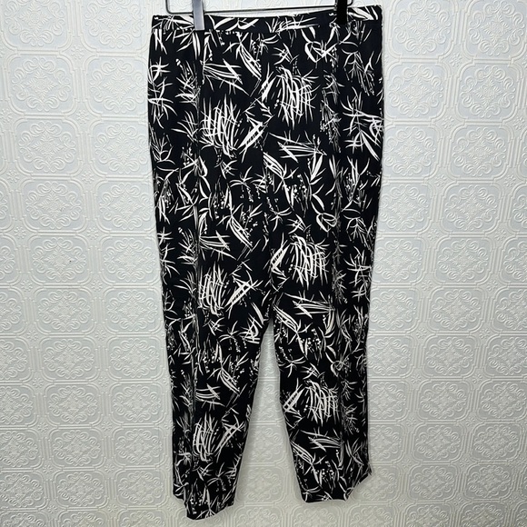 Pendleton | Black & White Leaf Silk Blend Capris - Picture 2 of 12